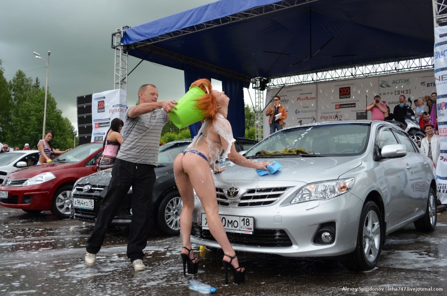 Автодрайв-2012: бикини-мойка и конкурс «мокрых маечек» (18 фото)