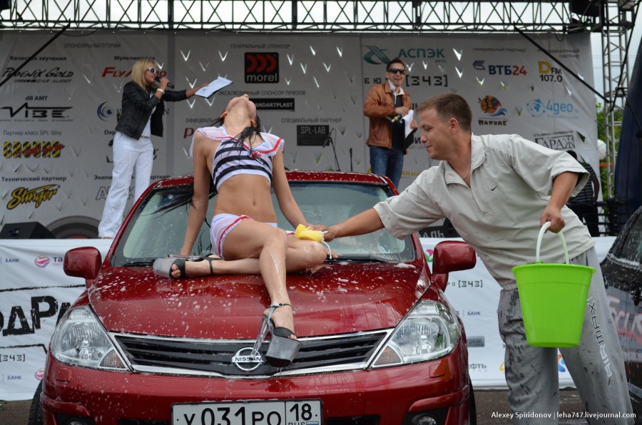 Автодрайв-2012: бикини-мойка и конкурс «мокрых маечек» (18 фото)