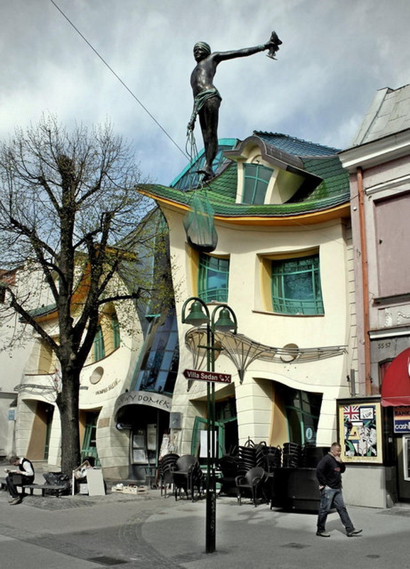 Кривой дом в Сопоте (12 фото)