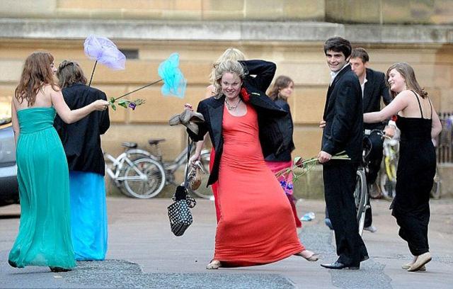Студенты Кембриджа празднуют выпускной (35 фото)