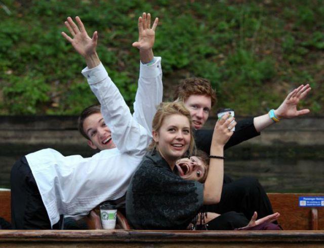 Студенты Кембриджа празднуют выпускной (35 фото)