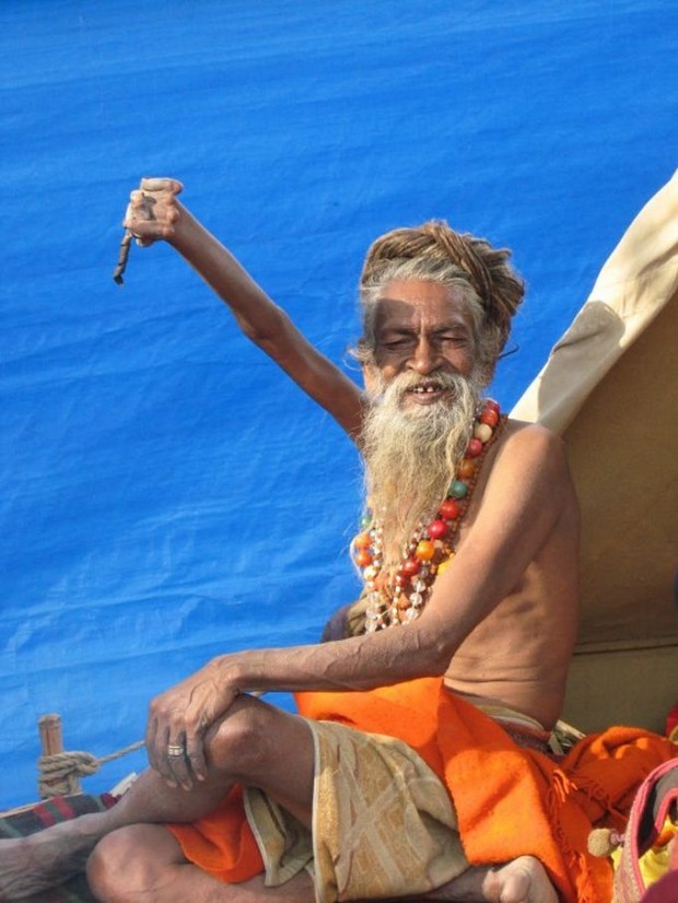 Монах-отшельник держит правую руку поднятой на протяжении последних 39 лет (7 фото + текст)