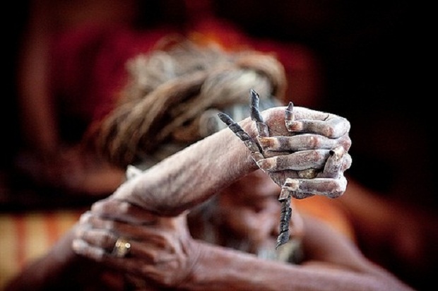 Монах-отшельник держит правую руку поднятой на протяжении последних 39 лет (7 фото + текст)