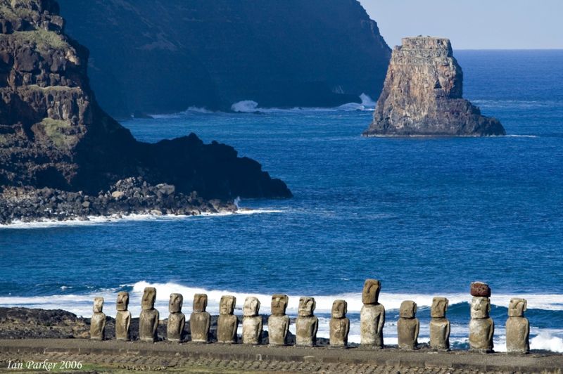 Гигантские каменные статуи на острове Пасхи (13 фото)