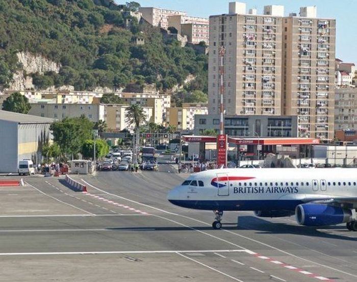 Необычный Гибралтарский аэропорт