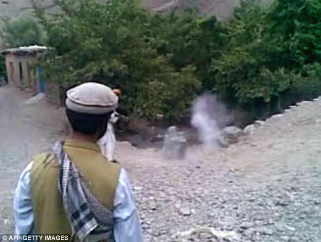В Афганистане двое мужчин не смогли поделить женщину, и решили казнить ее