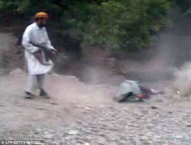 В Афганистане двое мужчин не смогли поделить женщину, и решили казнить ее