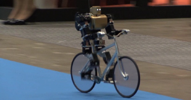 Японские ученые создали робота-велосипедиста