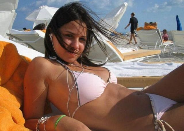 Симпатичные девушки в бикини с пляжей всего мира (79 фото)