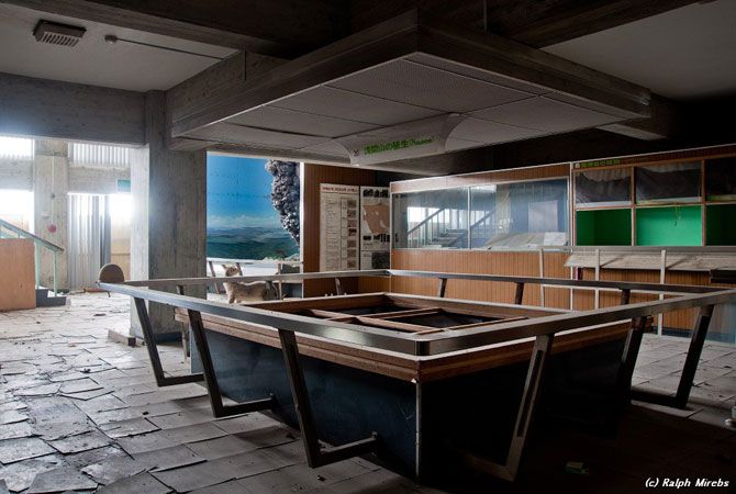 Япония: Заброшенный музей вулканологии