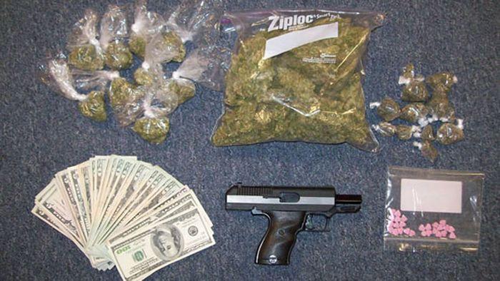 Что изымают у уличных наркоторговцев США (33 фото)