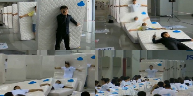 В Китае 1001 человек устроили живое домино с матрацами