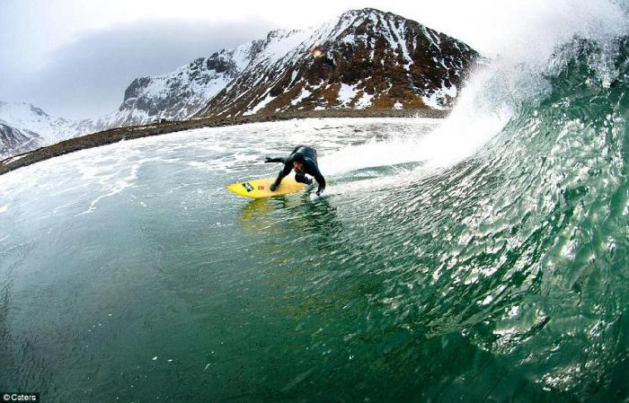 Экстремальный серфинг в Арктике (15 фото)