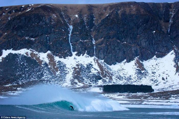 Экстремальный серфинг в Арктике (15 фото)