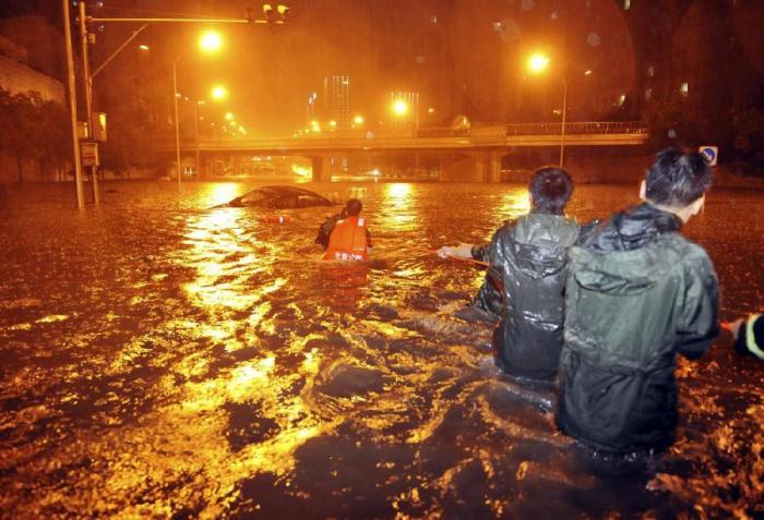 Наводнение в Пекине (10 фото)