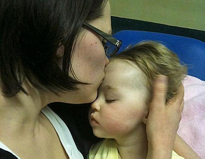Поцелуй мамы спас жизнь (4 фото+текст)