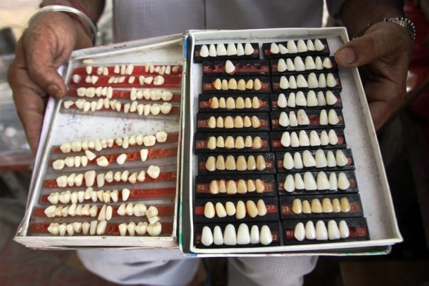 Альтернативная медицина:придорожные стоматологи в Индии (6 фото + текст)