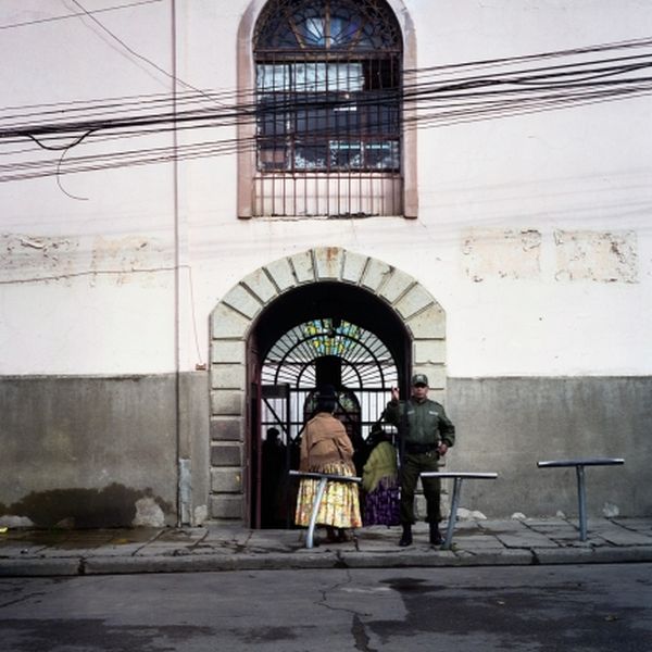 Гуманная тюрьма в Боливии (14 фото)