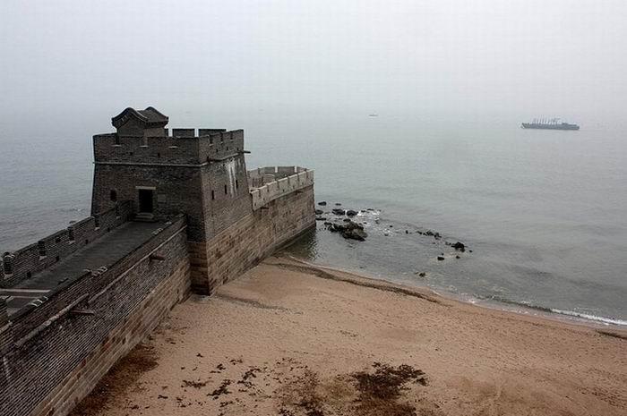 Конец Великой китайской стены (3 фото)