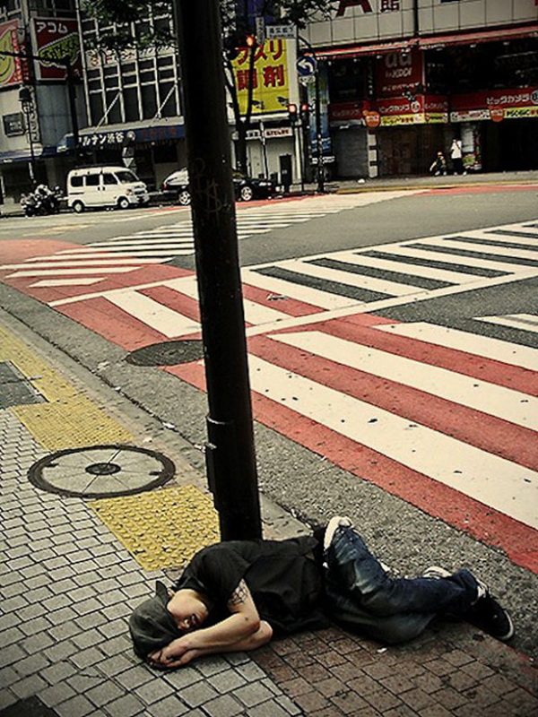 Спящие жители Токио (13 фото)