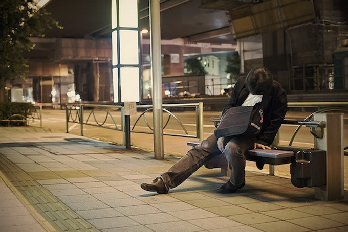 Спящие жители Токио (13 фото)