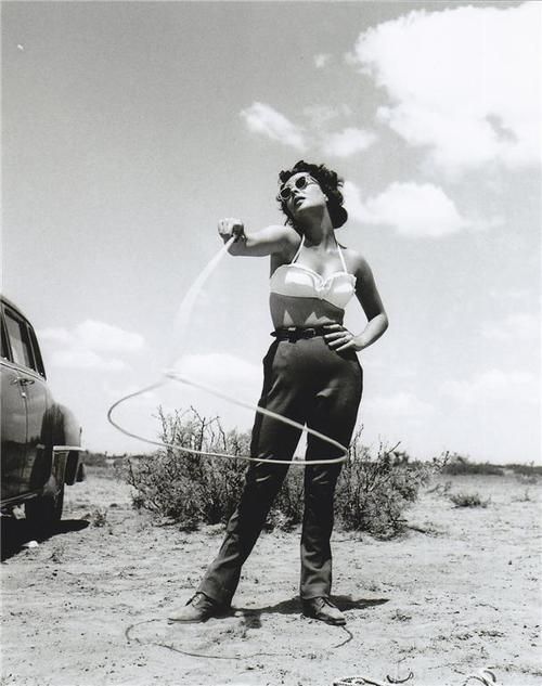 Elizabeth Taylor with rope.jpg