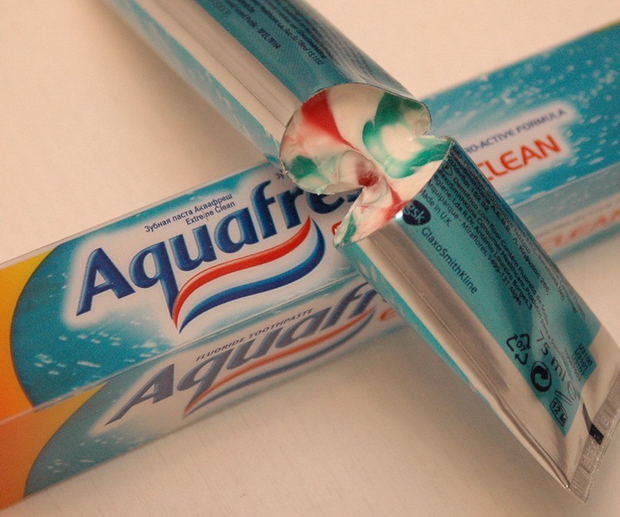 Откуда берутся полоски в зубной пасте?