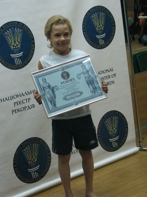 Семилетний киевлянин установил рекорд, отжавшись 4000 раз (2 фото + текст)