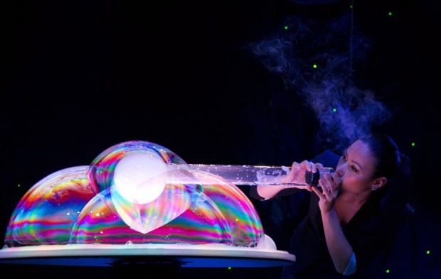 181 человек в мыльном пузыре – новый мировой рекорд (10 фото + текст)
