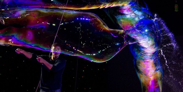 181 человек в мыльном пузыре – новый мировой рекорд (10 фото + текст)