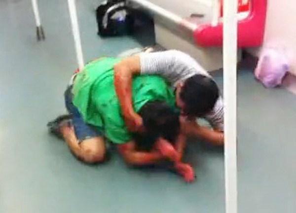 Кровавый бой в метро за сидячее место (6 фото)
