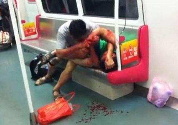 Кровавый бой в метро за сидячее место (6 фото)
