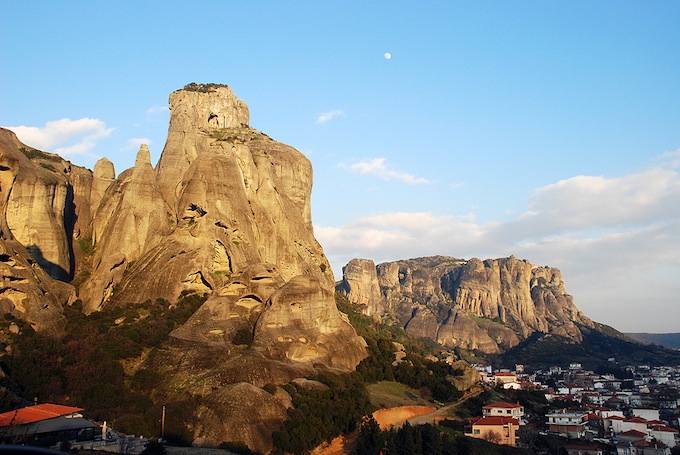 Метеоры - монастыри на отвесных скалах в Греции (12 фото)