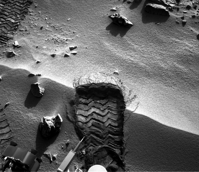 Curiosity приступил к анализу грунта Марса