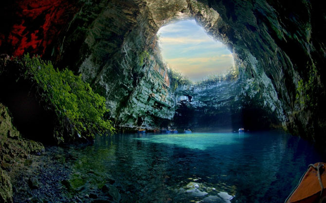 Интригующее озеро-пещера Мелиссани