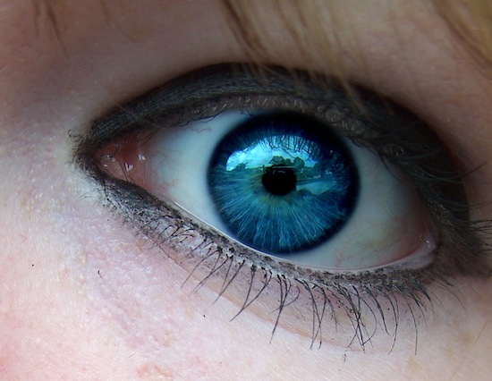 Карие глаза можно сделать голубыми