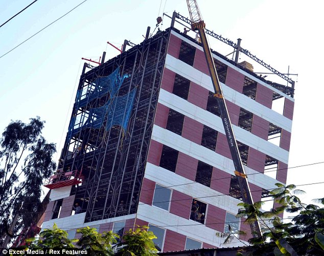 Индийские рабочие построили десятиэтажный дом за два дня