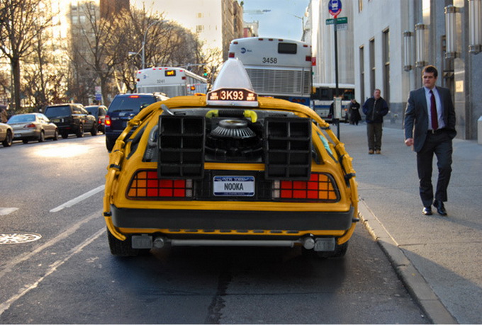Такси Delorean (4 фото)