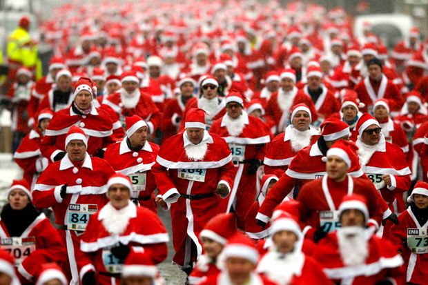 В забеге Санта-Клаусов в Германии приняли участие 999 человек (7 фото)