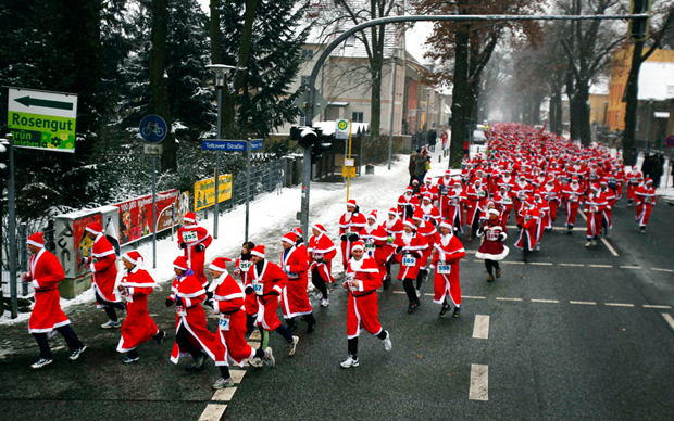 В забеге Санта-Клаусов в Германии приняли участие 999 человек (7 фото)