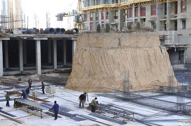 В Китае одна могила задерживает строительство небоскреба (5 фото)