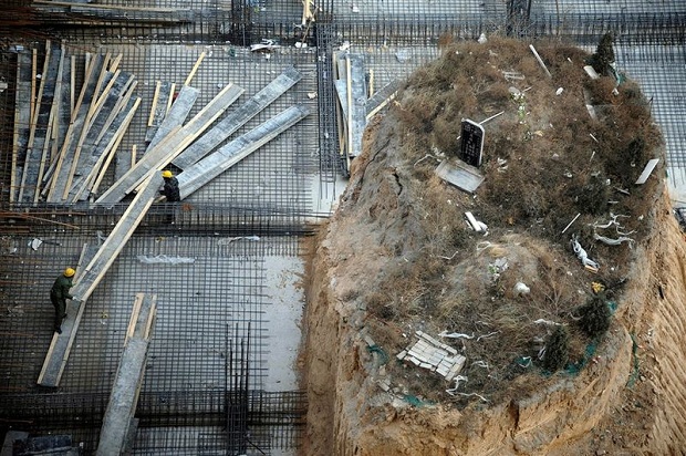 В Китае одна могила задерживает строительство небоскреба (5 фото)