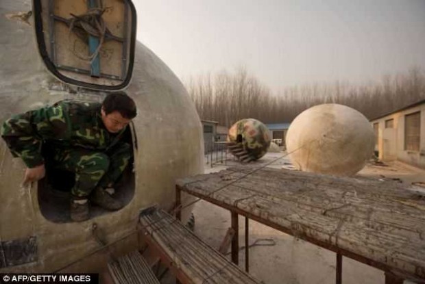 От Конца Света китайцы спрячутся в огромных шарах (9 фото)