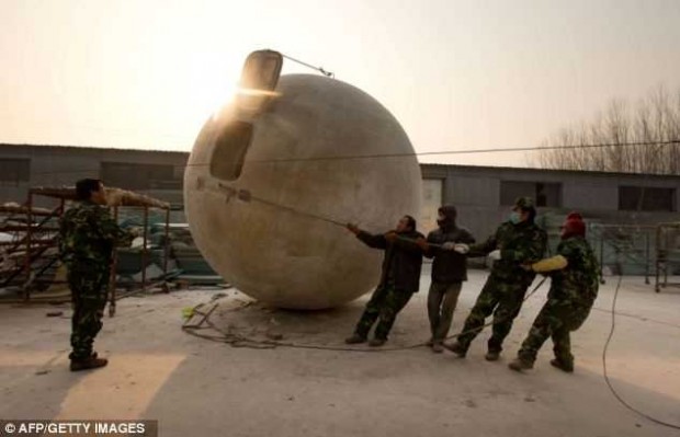 От Конца Света китайцы спрячутся в огромных шарах (9 фото)