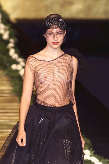 Мода - не прятать грудь