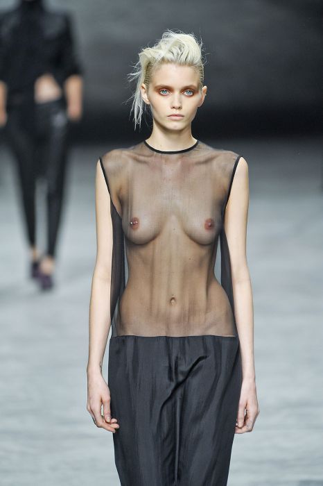 Мода - не прятать грудь