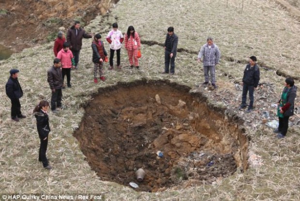 Китайская деревня проваливается под землю (8 фото)