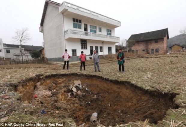 Китайская деревня проваливается под землю (8 фото)