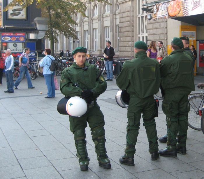 Симпатичные девушки в военной форме разных стран мира (60 фото)