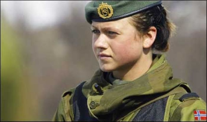 Симпатичные девушки в военной форме разных стран мира (60 фото)